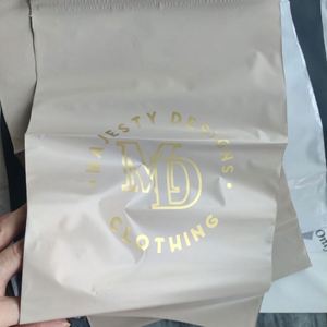 ซองพลาสติกพิมพ์โลโก้สีดำทองสำหรับบรรจุภัณฑ์เสื้อผ้า จัดส่งพัสดุ ซองไปรษณีย์สำหรับร้านค้าออนไลน์ - Product Image 3