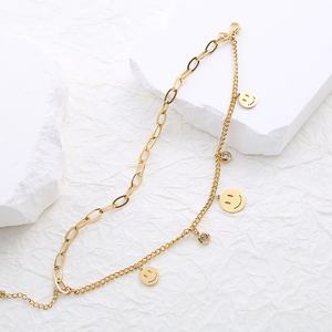 Conjunto de Collar y Pulsera de Oro para Mujer, Diseño Exclusivo, Moderno, Multicapa, con Dijes Finos Inspirados en Diamantes y Caras Sonrientes Rojas - Product Image 3