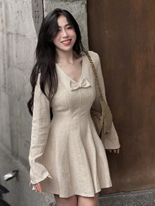 Vestido de Lana Color Nude de Alta Calidad OEM con Escote Corazón y Lazo Elástico, Escote Pronunciado de Pana, Manga Acampanada, Estilo Coreano - Product Image 3