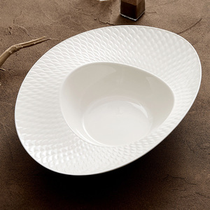 Grand bol à soupe en céramique blanche, saladier à fruits haut de gamme, vaisselle occidentale irrégulière pour hôtel, assiette créative, assiette chapeau de paille - Product Image 3