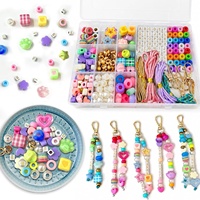 Kit de fabrication de porte-clés perlés DIY avec perles lettres en acrylique, fermoirs mousquetons et pendentifs pour sacs, téléphones, bijoux et cadeaux artisanaux
