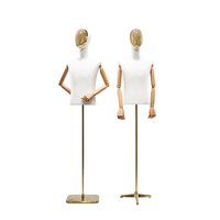 Modelo de busto de plástico de Maniquí de parte superior del cuerpo masculino de gama alta con envoltura de brazo de actividad de mano galvanizada para exhibición de ropa