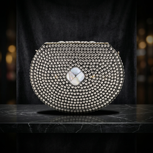 Sac à main mosaïque en acier argenté fait main avec motif diamant central et chaîne, idéal pour les fêtes et mariages, pochette perlée en métal - Product Image 1
