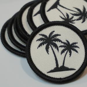 Maßgefertigte Gewebte Aufnäher mit Merrow-Rand, Thermopapier-Rückseite, Gewebte Etiketten für Hüte mit Klettverschluss auf der Rückseite - Product Image 3