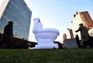 نموذج مقعد مرحاض قابل للنفخ عملاق مخصص للإعلانات في الفعاليات - Product Image 2