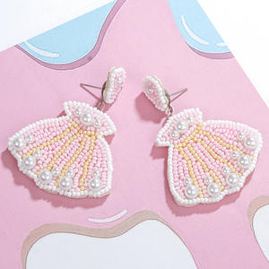 Boucles d'oreilles pendantes tendance en laiton tressé géométrique avec perles de riz roses, blanches et jaunes et coquillages pour femmes - Product Image 1
