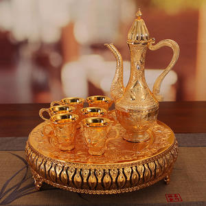 Service à thé en métal finition argentée ornée avec carafe gravée, six tasses décoratives et plateau de service rond embossé pour un cadeau de luxe - Product Image 2