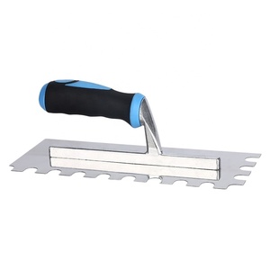 Truelle à encoches carrées bicolore en plastique avec manche ergonomique pour briques, carreaux, béton, ciment, plâtre et maçonnerie - Product Image 4