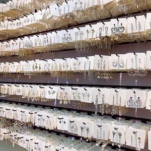 ต่างหูแฟชั่นสไตล์เกาหลีแบบสุ่มและคละแบบ น้ำหนัก 1 กก. 80-150 ชิ้น ขายส่งจากเมืองอี้อู ขายตามน้ำหนัก - Product Image 4