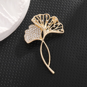 Broche en forme de feuille de Ginkgo pour femme, en alliage de zinc, incrustée de zircon, accessoire artistique cadeau - Product Image 3