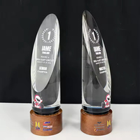 Trophée en cristal cylindrique transparent personnalisé avec logo découpé et base en bois pour la commémoration et l'hommage personnel