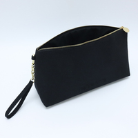 Sac cosmétique en toile noire avec logo embossé, fermeture éclair dorée et dragonne, pochette de voyage portable pour articles de toilette – Fournisseur d'usine