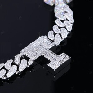 Collar de Cruz con Letra Personalizada de Plata 925 de Alta Calidad y Lujo con Diamante Moissanite VVS para Hombre y Mujer, Regalo a Precio de Fábrica - Product Image 2