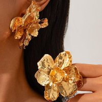 Nouvelle Arrivée Mode Vente en Gros Grandes Boucles d'Oreilles Fleur Métallique Dorées Clous d'Oreilles Floraux Dorés pour Femmes Usage Quotidien