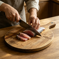 Planche de service ronde en bois d'acacia écologique avec motif de poisson gravé au laser, idéale pour les charcuteries et les fruits de mer (vente en gros)