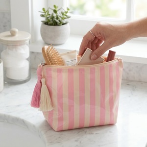 Pochette de maquillage personnalisée en PVC imperméable à rayures avec fermeture éclair à pompon, pochette de <span class=keywords><strong>voyage</strong></span> brillante pour cosmétiques, organiseur de toilette portable, sac de rangement - Product Image 2