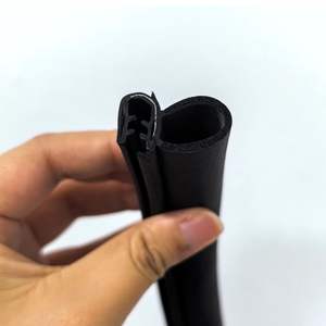 Bande de protection en caoutchouc noir pour les portes, les hayons et les coffres de voitures et de fourgonnettes - Product Image 3