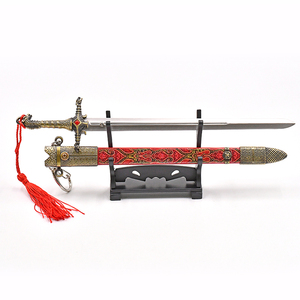 Achat direct en gros : Porte-clés décoratif entièrement métallique de 22 cm, modèle Épée des Gardiens du Serment de <span class=keywords><strong>Game</strong></span> <span class=keywords><strong>of</strong></span> Thrones, avec gaine escamotable - Product Image 3