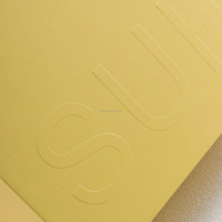 Boîte cadeau rigide carrée personnalisée en matériaux recyclés, avec gaufrage et vernis UV localisé jaune, pour produits de beauté et soins des cils