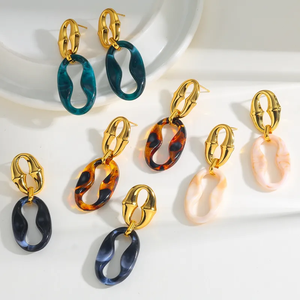 Pendientes Minimalistas de Acero Inoxidable 304 Chapados en Oro de 18K con Resina en Forma de Ocho, Diseñados para un Uso Diario Ligero - Product Image 3