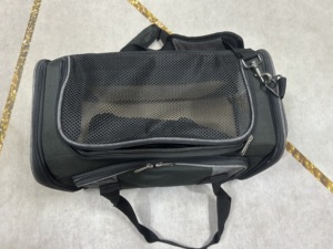 OEM High-quality Black Pet Sling Bag and Pet Carrier Bag, Extendable for Good Pet Ventilation. - Product Image 2