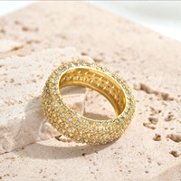 Luxuriöser 3-reihiger, vollbesetzter Dome-Ring mit breitem Band, Iced-Out runder Zirkonia, klobiger Statement-Ring für Herren und Damen – Großhandel
