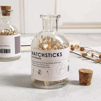 Bouteilles en verre personnalisées en gros assorties à des boîtes de bougies, allumettes en bois colorées