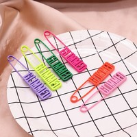 Les épingles de sûreté décoratives de tête de lettre de conception, broches épingles de sûreté pour couvertures écharpes pull