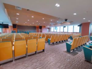 كراسي قاعة محاضرات حديثة قابلة للطي من سبائك الألومنيوم بمساند ذراع ثابتة - سطح قماشي متين صديق للبيئة مريح ومصمم هندسيًا للمدارس - Product Image 4