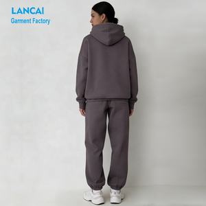 Ensemble de survêtement en molleton avec logo personnalisé imprimé en relief pour femmes, fabrication OEM de vêtements de détente de haute qualité - Product Image 2