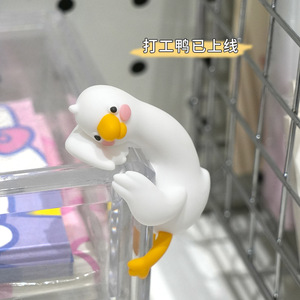 Adorable decoración de pantalla con forma de ganso blanco grande de Jiay, una artesanía de plástico suave y acogedora para estaciones de trabajo de oficina. - Product Image 4