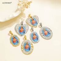 Galerie de pendentifs catholiques |   Pendentifs religieux chrétiens en acier inoxydable plaqué or 18 carats PVD avec zircon CZ, représentant Jésus et la Vierge Marie