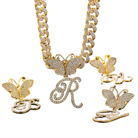 Collier Pendentif Lettre A-Z 26 Alphabet avec Strass Incrustés, Chaîne Maille Cubaine et Fermoir Papillon – Bijoux Hip Hop Tendance