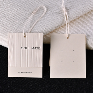맞춤형 친환경 양각 로고 600gsm 의류 의류 신발 및 티셔츠를위한 특별한 질감의 종이 걸이 태그 세트 - Product Image 4
