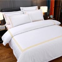 Ensemble de literie blanc élégant avec bordure brodée marron, housse de couette en coton doux pour chambre à coucher moderne et luxueuse
