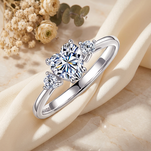 Anillo de Boda para Mujer Ashabell de Lujo, Plata S925 con Baño de Rodio, Engaste de Tres Piedras en Forma de Corazón, Moissanita de 10CT - Product Image 4