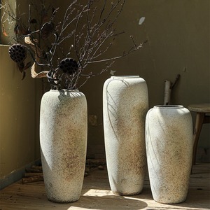 時代を超越したエレガンス。空間を彩る手作りの 背の高い陶器花瓶