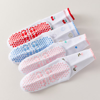 Chaussettes de yoga antidérapantes pour femmes avec points de colle, imprimé mignon, volants, blanches, mi-mollet, pour Pilates, maison, respirantes, en coton, logo personnalisé OEM ODM