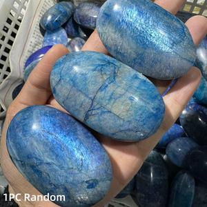 Piedra de Luna Azul Natural Pulida a Mano para Masajes, Colección de Cristales para Sanación de Chakras, Venta al por Mayor - Product Image 3