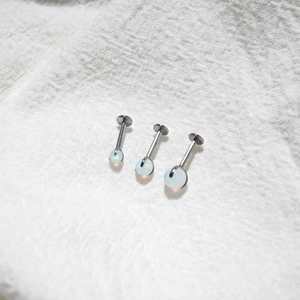 Boucles d'oreilles labret en acier inoxydable 316L avec opale | Perçage interne fileté |   Piercing plat pour cartilage, lèvre et hélix - Product Image 3