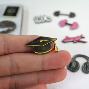 Kustom terukir Die Cast paduan perunggu lembut Enamel Desain Mode Koleksi Pin kustom Logo untuk telepon stiker dekorasi rumah - Product Image 6