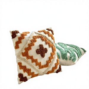 Coussins <span class=keywords><strong>d</strong></span>écoratifs brodés à <span class=keywords><strong>la</strong></span> main en tissu de coton avec pompons et fil épais – Style moderne et épuré pour canapé - Product Image 1