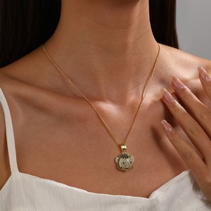 Collar de oso de peluche chapado en oro, pendientes de circonita cúbica y rubí de moda con diseño de oso, para alivio de la ansiedad, regalo para fiestas, hechos principalmente de aleación - Product Image 2