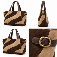 Tas Tote Kulit Sapi Suede Coklat Beige Logo Kustom Produsen untuk Wanita, Tas Selempang Wanita dengan Desain Panel Bergelombang