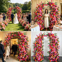Arche florale rouge, rose et orange vibrante, arrangement de roses et de pivoines artificielles pour la décoration de mariage