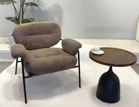 Fauteuil d'appoint moderne en bouclette avec accoudoirs roulés, pieds en métal noir, chaise longue moelleuse pour salon, chambre, appartement, écologique