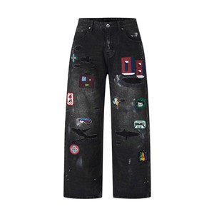 Calças Largas de Tubo Reto Estilo Solto, Jeans Rasgado com Múltiplos Emblemas Bordados para Homens - Product Image 1