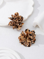 Anting-anting motif leopard bunga, perhiasan musim panas berukuran besar dengan detail kelopak berumbai, perhiasan modis untuk wanita.