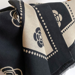 Bufanda Jacquard Versión Coreana para Mujer, Chal Largo de Invierno con Diseño de Flor de Cuatro Hojas, Flecos Cortos, Lujosa, para Todas las Estaciones, Cálida, de Poliéster - Product Image 4