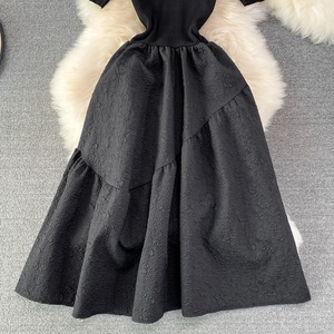 Robe longue élégante en jacquard tricoté à col rond, coupe ajustée et évasée, nouvelle collection été, vente en gros pour boutiques - Product Image 3